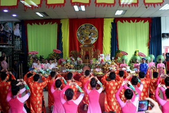 Nghệ sĩ thành tâm cúng tổ nghề tại một trong những “cái nôi” đào tạo ra nhiều gương mặt sáng giá cho làng giải trí Việt – Đại học Sân khấu Điện ảnh Tp.HCM