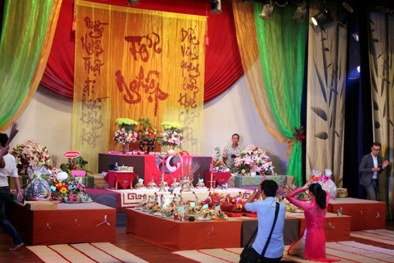 Không khí thành kính, trang nghiêm tại sân khấu kịch Hoàng Thái Thanh.