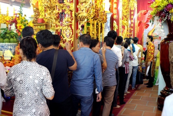 Nhà thờ tổ của danh hài Hoài Linh tuy chỉ mới khánh thành nhưng đã có rất đông nghệ sĩ đến thắp hương cúng tổ.