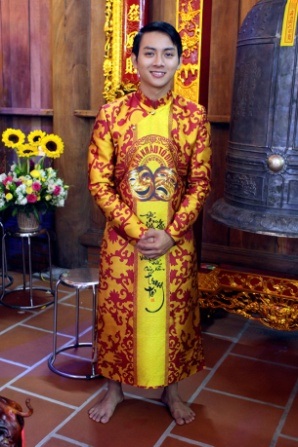 Hoài Lâm – một trong những con trai nuôi thành công nhất của Hoài Linh đến chung vui cùng anh.