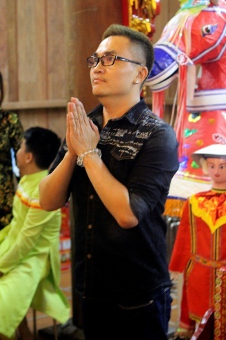 Đại Nghĩa thành tâm khấn vái.