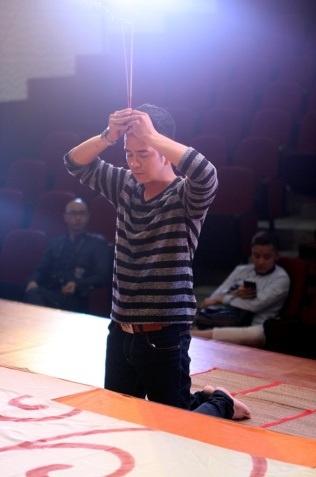 Vì kẹt lịch quay nên mãi đến giữa trưa, Hùng Thuận mới có mặt tại sân khấu để cúng tổ. “Thằng Cò” của “Đất Phương Nam” vô cùng hồ hởi và vui mừng vì vẫn kịp giờ.