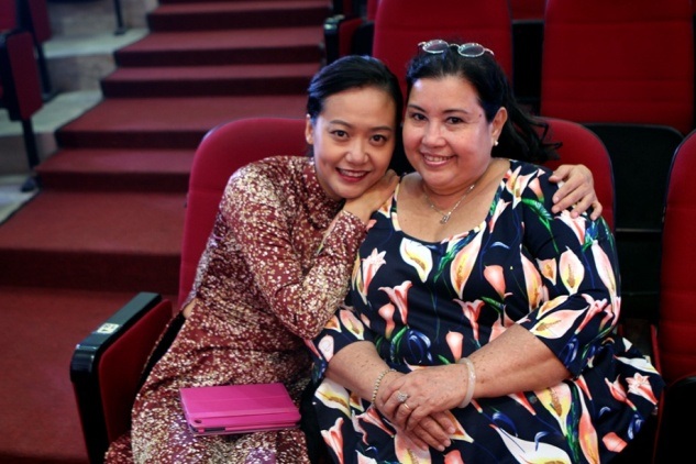 Hồng Ánh vui vẻ hội ngộ diễn viên Mai Thanh Dung.