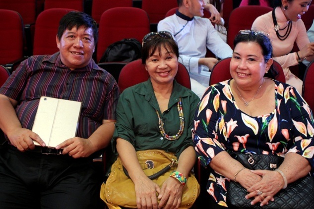 Xuân Hương đã có thời gian dài gắn bó với sân khấu kịch Hoàng Thái Thanh, hiện cô vẫn thường xuyên đi diễn và đã làm nghề hơn kém 30 năm. “Dù khó khăn đang vây quanh các sàn diễn khi nguồn kịch bản vẫn hiếm hoi nhưng nghệ sĩ chúng tôi quyết tâm bám lấy nghề để không hổ thẹn vì đã được Tổ nghiệp thương yêu, đùm bọc” – Xuân Hương bộc bạch.