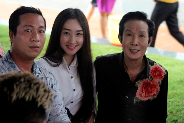 Nghệ sĩ cải lương Vũ Linh (phải) đã gắn với nghiệp cầm ca hơn nửa đời người.