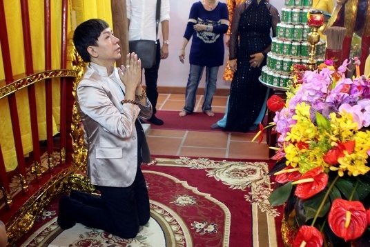 Dù trời mưa to nhưng ca sĩ Long Nhật vẫn tranh thủ sang nhà thờ tổ của Hoài Linh.