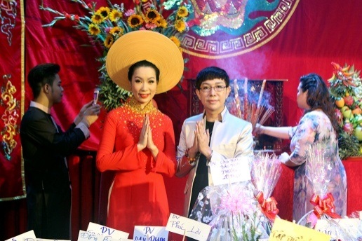 Trước đó, anh cũng đến sân khấu Trịnh Kim Chi để hội ngộ người bạn thân thiết của mình.