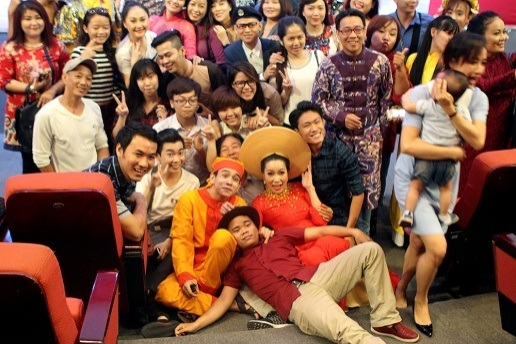 Á hậu Trịnh Kim Chi rạng rỡ chụp ảnh cùng đồng nghiệp và các học trò.