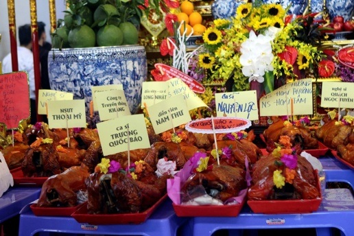 Nhiều lễ vật được các nghệ sĩ dâng lên cúng tổ.