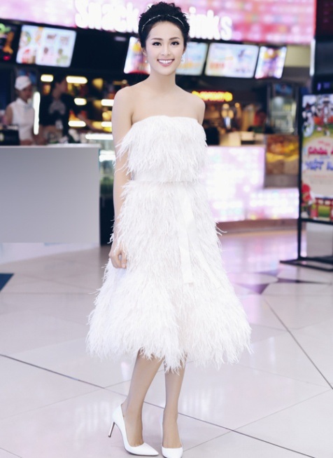 Hoa hậu Mỹ Linh, Hạ Vi vào sao đẹp; Nhã Phương, Thu Minh lọt top sao xấu - 1 Hạ Vi là cái tên gây chú ý nhất tuần qua khi cô mang nét đẹp tinh khôi, rạng rỡ vốn có đến tham dự một event ra mắt phim ngắn. Người đẹp diện bộ trong bộ trang phục “white on white” hết sức nhẹ nhàng, dịu ngọt kết hợp cùng lối trang điểm tự nhiên.