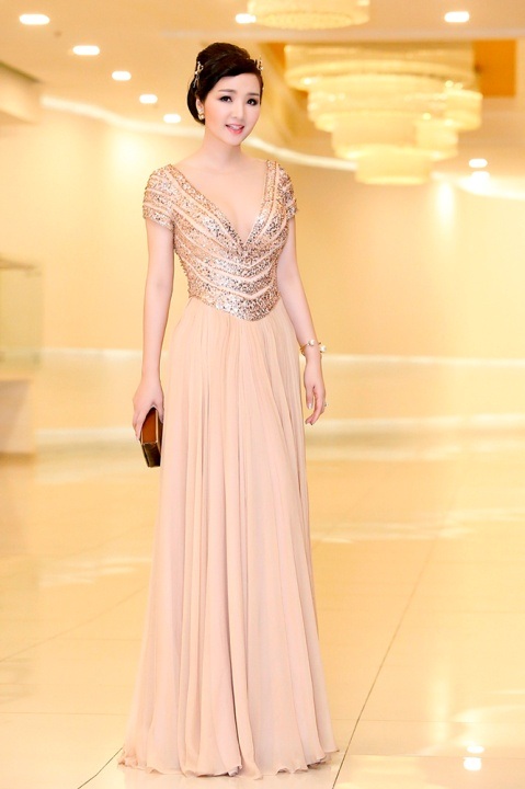 Hoa hậu Mỹ Linh, Hạ Vi vào sao đẹp; Nhã Phương, Thu Minh lọt top sao xấu - 4 Giáng My nền nã trong thiết kế màu nude, cô khéo léo khoe vòng 1 đầy đặn bằng phần cổ xẻ sâu. Hoa hậu Đền Hùng cũng ghi điểm bằng cách kết hợp phụ kiện như vòng tay, clutch,… đồng điệu với trang phục.