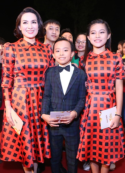 Hoa hậu Mỹ Linh, Hạ Vi vào sao đẹp; Nhã Phương, Thu Minh lọt top sao xấu - 5 Phi Nhung vốn không phải cái tên ồn ào về khoảng thời trang. Tuy nhiên, tuần rồi cô đã rất tinh tế khi lựa chọn chiếc đầm liền màu cam tay bồng, kín cổ. Bộ trang phục phù hợp với lứa tuổi nhưng không bị “sến”. Bên cạnh đó, cách làm tóc, trang điểm nhã nhặn cũng là một điểm cộng lớn cho nữ ca sĩ.