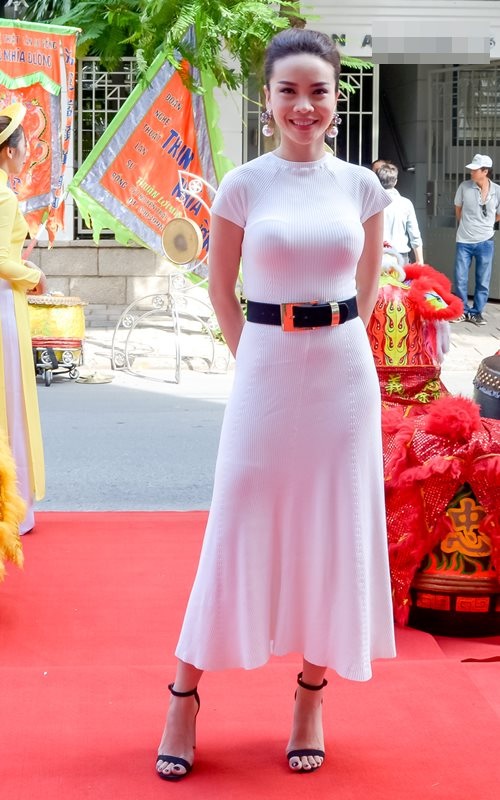 Hoa hậu Mỹ Linh, Hạ Vi vào sao đẹp; Nhã Phương, Thu Minh lọt top sao xấu - 8 Yến Trang trở nên “phì nhiêu” hơn hẳn khi diện bộ đầm thun ôm sát, chiếc thắt lưng làm vòng 2 của người đẹp biến mất một cách khó hiểu. Bên cạnh đó, phần ngực áo quá phô cũng là cũng là một trong những nguyên nhân khiến cô phải lọt top sao xấu tuần này.