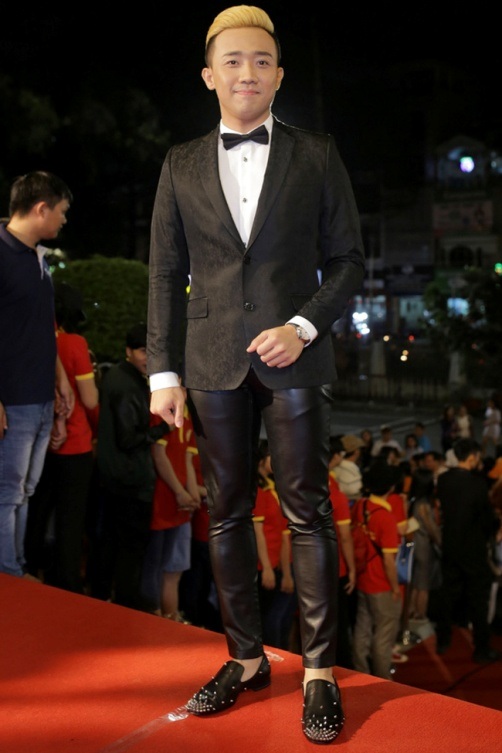 Hoa hậu Mỹ Linh, Hạ Vi vào sao đẹp; Nhã Phương, Thu Minh lọt top sao xấu - 10 Trấn Thành “thất bại” trong việc kết hợp phong cách thời trang lịch lãm khi diện vest, sơ mi trắng kín cổ, cài nơ cùng với phong cách street style bụi bặm là quần da, giày nạm đinh. Nam MC như bị “chia khúc” khi biến bộ cánh của mình thành thảm họa này.