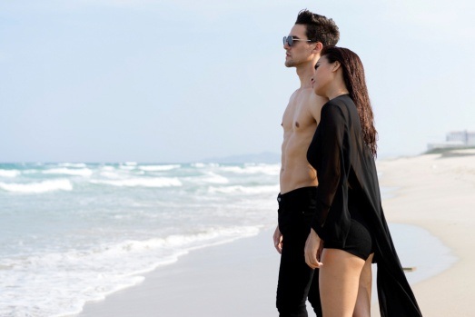 Ái Phương tình tứ ôm mẫu Tây dạo biển - 2 Cặp đôi tình tứ trên biển. Được biết, những hình ảnh hết sức lãng mạn này được lấy từ MV mới nhất của nữ ca sĩ mang tên “Câu chuyện mùa thu”.