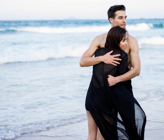 Ái Phương tình tứ ôm mẫu Tây dạo biển - 3 Ái Phương tình tứ ôm mẫu Tây dạo biển - 3