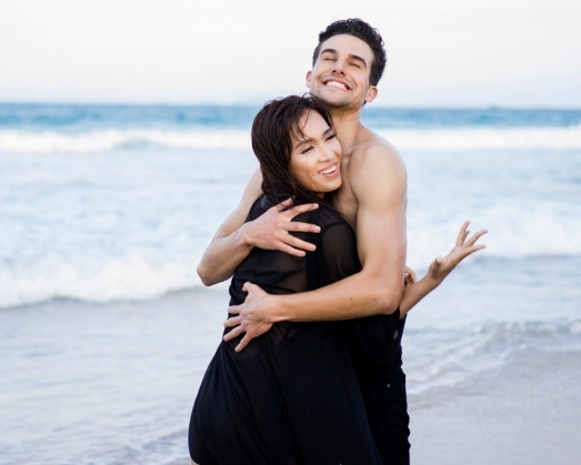 Ái Phương tình tứ ôm mẫu Tây dạo biển - 4 Cô vào vai rất “ngọt” và rạng rỡ cười đùa cùng bạn diễn.