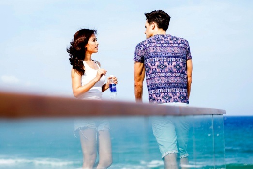 Ái Phương tình tứ ôm mẫu Tây dạo biển - 6 Ái Phương tình tứ ôm mẫu Tây dạo biển - 6