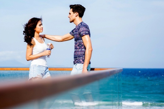 Ái Phương tình tứ ôm mẫu Tây dạo biển - 7 Sản phẩm âm nhạc lần này được Ái Phương đầu tư kĩ lưỡng và bỏ nhiều tâm sức ra thực hiện.