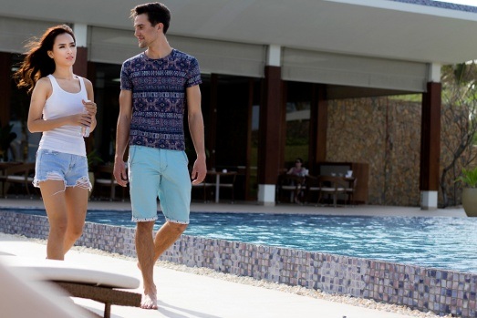 Ái Phương tình tứ ôm mẫu Tây dạo biển - 9 Ái Phương tình tứ ôm mẫu Tây dạo biển - 9