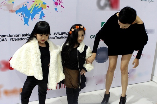Xuân Lan: “Dù bận rộn thế nào cũng dành thời gian ôm con ngủ” - 3 Trong buổi ra mắt dự án mới, người đẹp chăm chút từng li từng tí cho học trò.