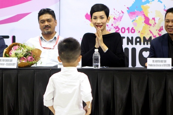Xuân Lan: “Dù bận rộn thế nào cũng dành thời gian ôm con ngủ” - 5 Biểu cảm đáng yêu của cô khi xem các người mẫu nhi biểu diễn.
