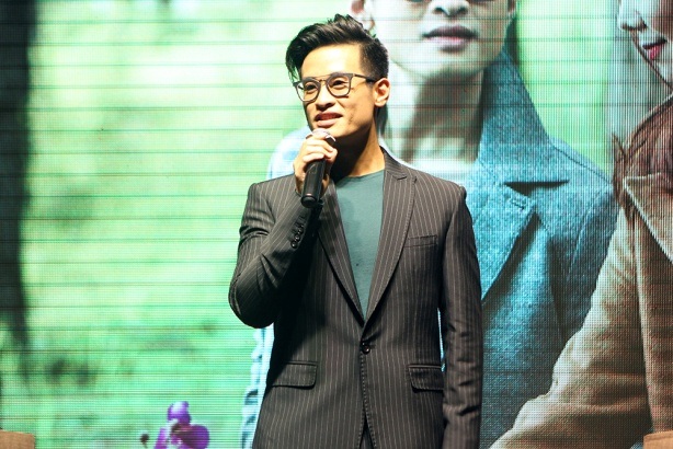 Hà Anh Tuấn: "Rùng rợn nhất là nằm trên giường với Thanh Hằng" - 1
‘‘Cảnh rùng rợn nhất là tôi phải nằm trên giường với Thanh Hằng’’, nam ca sĩ hài hước chia sẻ về ‘‘cảnh nóng’’ duy nhất trong MV.