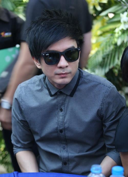 Nghệ sĩ xót xa khi tới viếng ca sĩ Minh Thuận - 11 Nam ca sĩ trầm ngâm không nói nên lời...