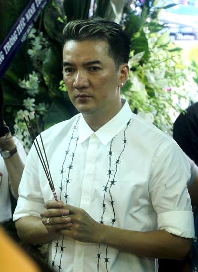 Nghệ sĩ xót xa khi tới viếng ca sĩ Minh Thuận - 4 Nghệ sĩ xót xa khi tới viếng ca sĩ Minh Thuận - 4