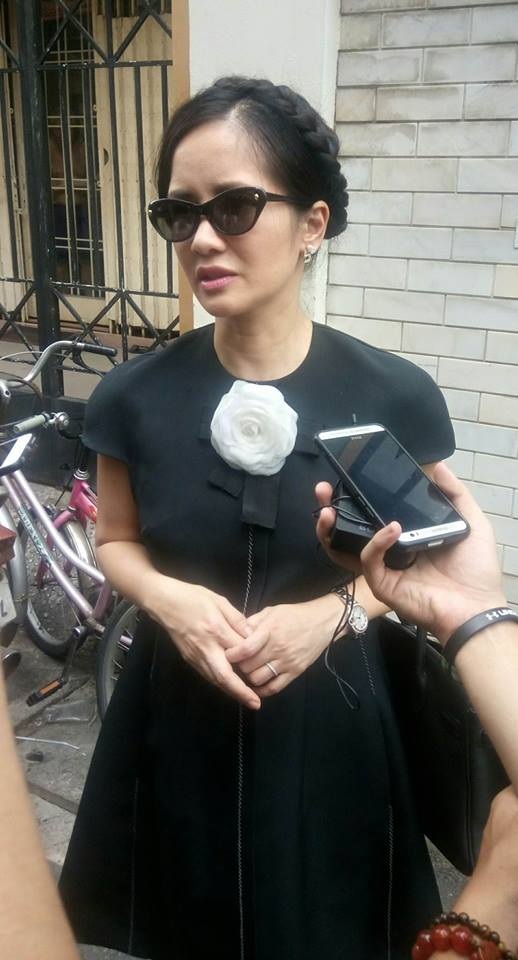 Nghệ sĩ xót xa khi tới viếng ca sĩ Minh Thuận - 1
Diva Hồng Nhung chia sẻ: Tôi rất tiếc vì một nghệ sĩ tài năng như vậy lại ra đi quá sớm. Tuy nhiên, cũng phần nào thấy bớt xót xa vì anh đi nhẹ nhàng, trong sự yêu thương quý mến của bạn bè, đồng nghiệp. Mong rằng gia đình sẽ không quá đau buồn vì sự mất mát này!