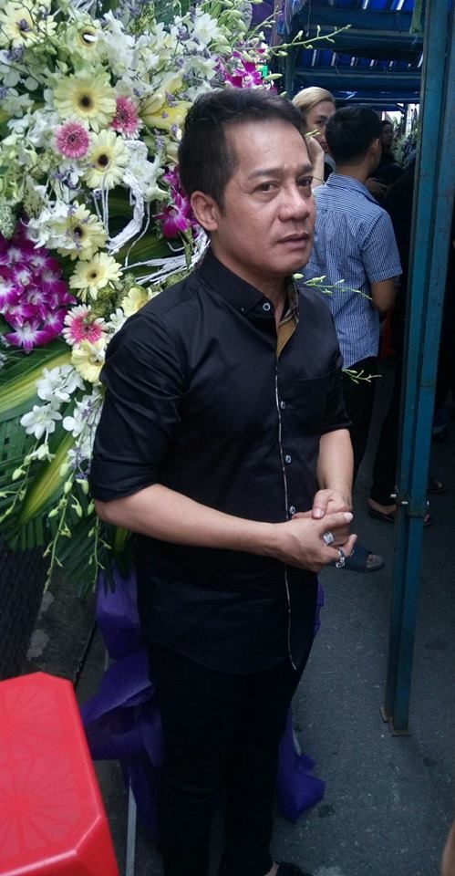 Nghệ sĩ xót xa khi tới viếng ca sĩ Minh Thuận - 16
Danh hài Minh Nhí thẫn thờ khi đến viếng ca sĩ Minh Thuận
