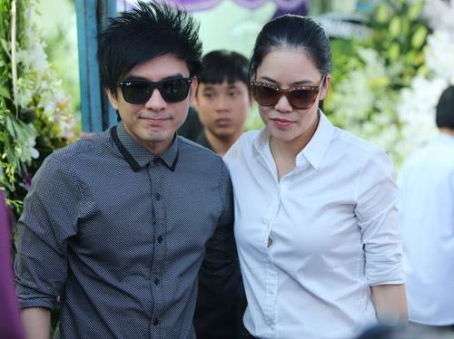 Nghệ sĩ xót xa khi tới viếng ca sĩ Minh Thuận - 10 Nghệ sĩ xót xa khi tới viếng ca sĩ Minh Thuận - 10