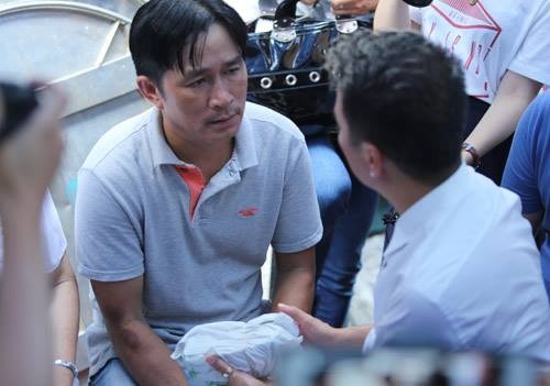 Nghệ sĩ xót xa khi tới viếng ca sĩ Minh Thuận - 3 Nghệ sĩ xót xa khi tới viếng ca sĩ Minh Thuận - 3