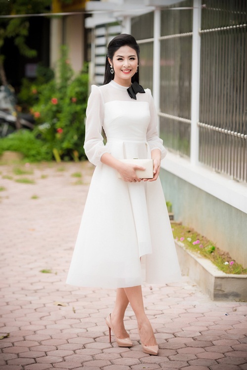 Ngọc Hân một lần nữa khẳng định gout thời trang đẳng cấp của mình khi lựa chọn bộ đầm trắng nhẹ nhàng kết hợp cùng lối trang điểm tự nhiên. Hoa hậu Việt Nam 2010 đẹp nền nã, trong sáng nhưng cũng không kém phần quyến rũ.