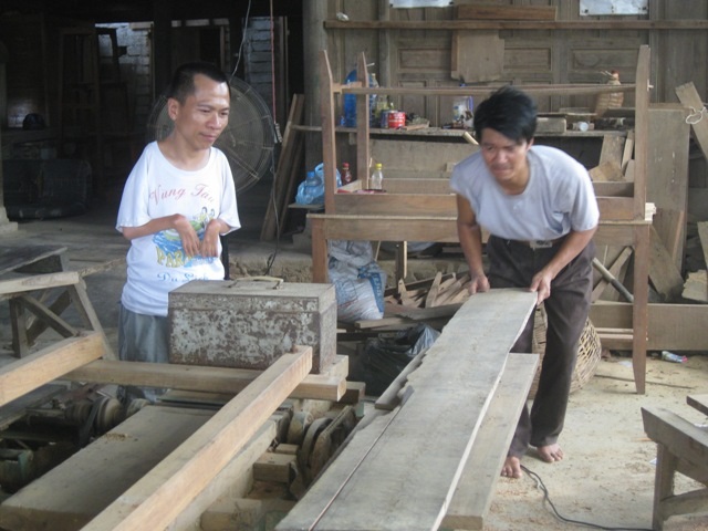 Đôi chân kỳ diệu của người đàn ông khuyết tật - 5 Trong gần 7 năm qua, anh Lê Hồng Sơn đã đào tạo nghề cho khoảng 100 học viên có cùng hoàn cảnh