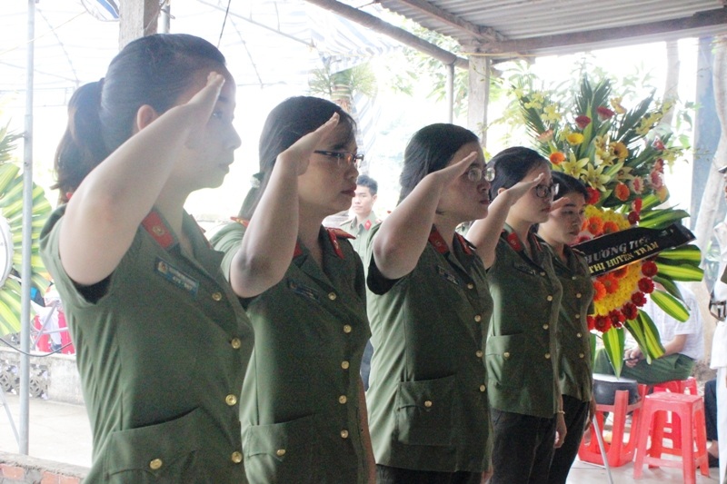 
Nghẹn ngào vĩnh biệt người đồng đội - người mẹ trẻ
