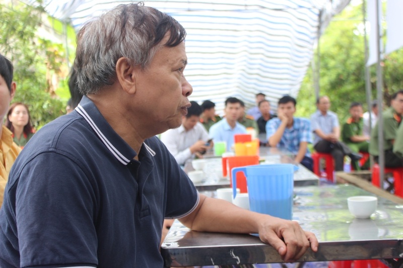 
Ông Phan Xuân Cát - cậu chồng chị Trâm kể lại: Trong suốt thời gian nằm trên giường bệnh, Trâm vẫn đặt hàng quần áo cho con qua mạng. ...Khi bệnh viện cho về, trên đường về nhà Trâm cứ hỏi phải bệnh viện trả về không, nhưng gia đình phải giấu cháu rằng bệnh viện nói về nhà ít hôm để ra với con. Cháu nghe thế cứ cười mừng lắm...
