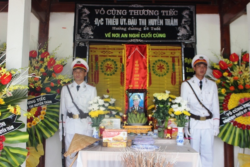 
Thiếu úy Đậu Thị Huyền Trâm ra đi khi vừa mới 26 tuổi. Trâm là Thiếu úy công an, công tác tại Đội nghiên cứu chuyên đề Cảnh sát thuộc phòng Tham mưu, Công an tỉnh Hà Tĩnh. Chị kết hôn và mang thai lần đầu. Khi thai nhi được 19 tuần thì Trâm được chẩn đoán mắc bệnh ung thư phổi giai đoạn cuối. Nhận được tin dữ từ bác sĩ khi biết mình mắc bệnh ung thư quái ác, chị Huyền Trâm sốc, nhưng vẫn cố gắng kiên cường vì đứa con chị đang mang trong bụng. Bác sĩ đã khuyên chị đình thai nghén để xạ trị, nhưng chị quyết tâm giữ thai. Theo người nhà cho biết, sau hơn hai tuần mổ bắt con, đến ngày hôm qua (26/7), do bệnh tình của chị quá nặng dù được các y bác sĩ Bệnh viện K Trung ương đã nỗ lực cứu chữa nhưng tiên lượng xấu nên gia đình đã đưa chị về quê nhà. Khoảng 5h chiếu, Trâm có mặt tại gia đình. Và đến 14h ngày 27/7, Trâm trút hơi thở cuối cùng trong vòng tay người thân.
