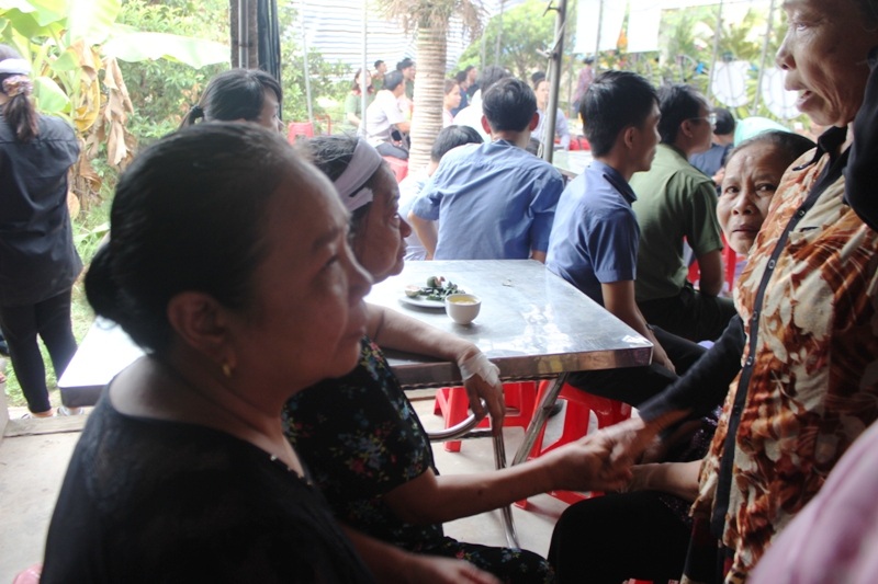 
Quá đau buồn trước sự ra đi của thiếu úy Trâm, trong sáng nay bố chồng và mẹ ruột Trâm bị ngất xỉu phải điều trị tại bệnh viện. Tại lễ tang chỉ có mẹ chồng và bà con thân hữu. Hai hôm nay mẹ chồng Trâm cũng phải truyền nước.
