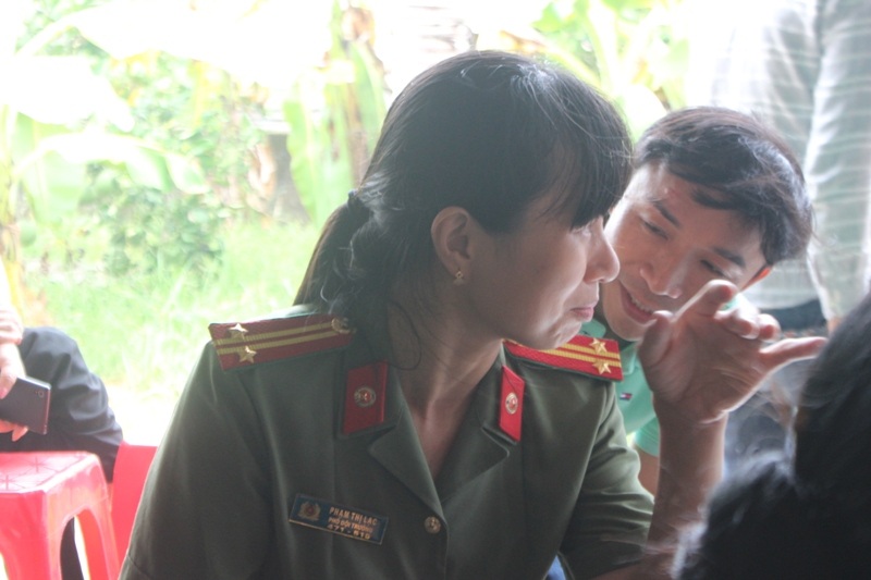 
Chị Phạm Thị Lạc - Đội phó Đội Nghiên cứu chuyên đề Cảnh sát thuộc phòng Tham mưu công an tỉnh không giấu nổi xúc động khi kể về người đồng đội, người em của mình.
