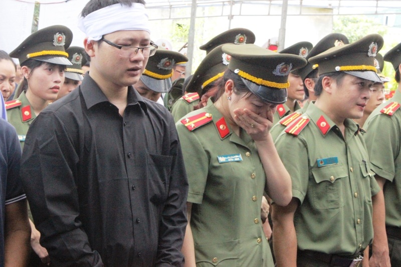 
Anh Trần Mạnh Hà - chồng Thiếu úy Trâm - xót xa trước sự ra đi của vợ.
