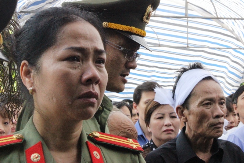 Nghẹn ngào đám tang người mẹ trẻ sẵn sàng chết để con được chào đời - 12