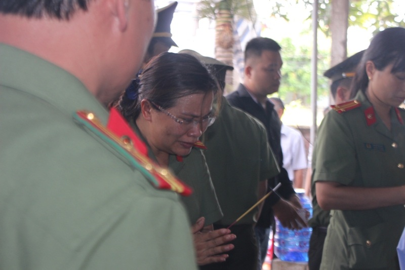 Nghẹn ngào đám tang người mẹ trẻ sẵn sàng chết để con được chào đời - 13