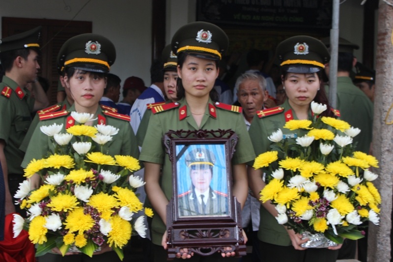 13h 30, linh cữu của thiếu úy Đậu Thị Huyền Trâm được di dời về nghĩa trang Cồn Bóng (phường Thạch Quý).