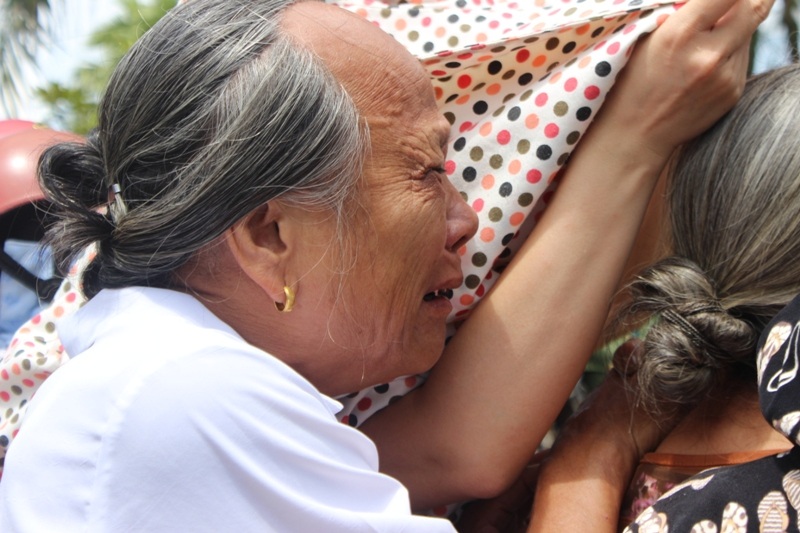 
Người cô đau lòng trước sự ra đi quá sớm của cháu gái.
