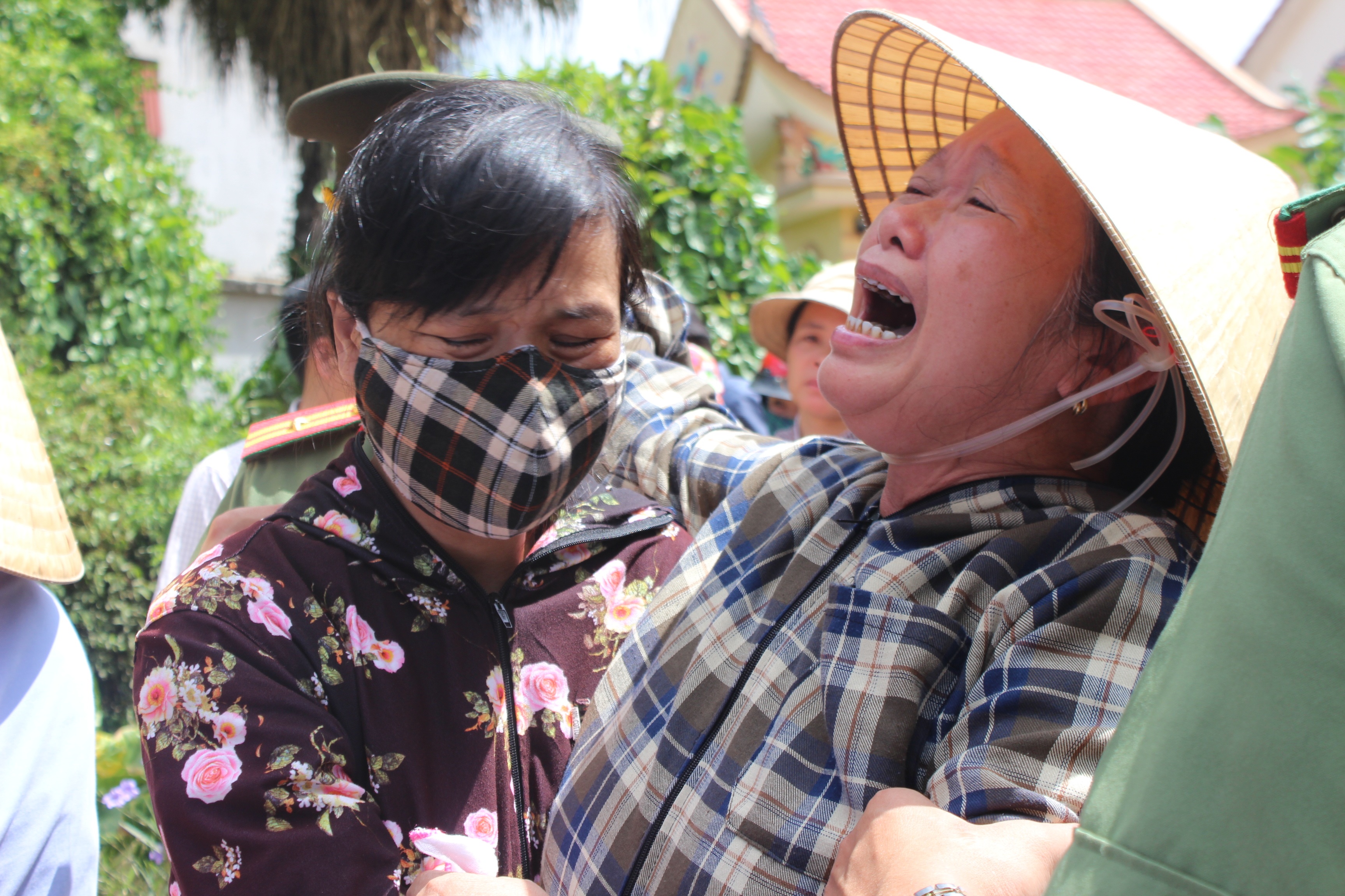 
Bà Lan - mẹ ruột Thiếu úy Trâm - không ngừng gọi tên con bên linh cữu.
