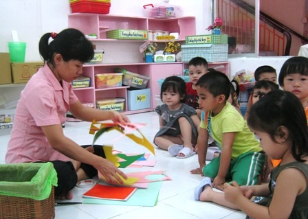 Giáo viên mầm non được phân thành 3 hạng, hưởng lương theo bằng cấp - 1 Giáo viên mầm non được phân thành 3 hạng, hưởng lương theo bằng cấp