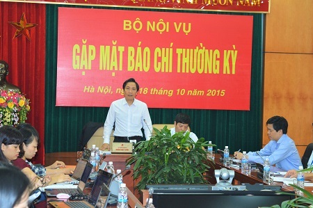 Sẽ làm rõ thông tin Hà Nội và Hà Tĩnh cắt hợp đồng hàng loạt giáo viên - 1 Thứ trưởng Bộ Nội vụ Trần Anh Tuấn trao đổi với báo chí xung quanh vụ việc hàng trăm giáo viên ở Hà Tĩnh, Hà Nội bị cắt hợp đồng