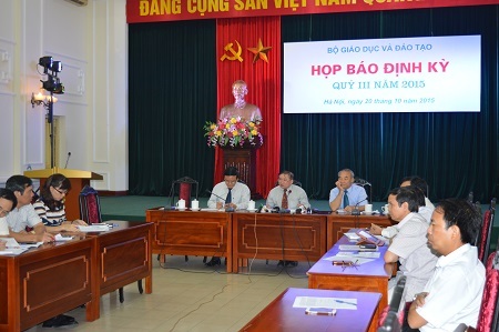 Bộ GD-ĐT “tiết lộ” phương hướng tuyển sinh năm 2016 - 1 Thứ trưởng Bùi Văn Ga trả lời các câu hỏi của phóng viên liên quan đến công tác tuyển sinh, chất lượng các trường ĐH, CĐ