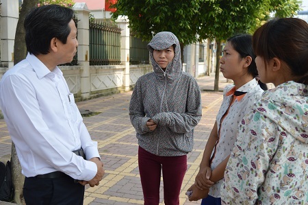 Thứ trưởng Bộ Nội vụ: “Cần phải quan tâm đến quyền lợi của giáo viên hợp đồng” - 4 Thứ trưởng Trần Anh Tuấn gặp một số giáo viên vừa mới bị cắt hợp đồng để lắng nghe tâm tư, nguyện vọng cũng như nắm bắt thêm thông tin